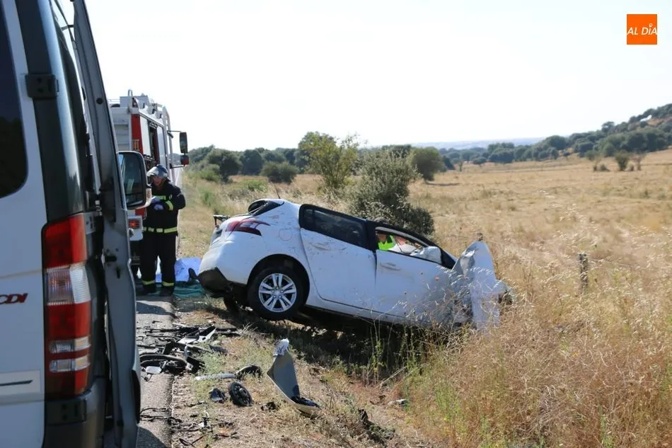 Foto 3 - Fallece un var&oacute;n de 43 a&ntilde;os tras colisionar con un cami&oacute;n y quedar atrapado en su veh&iacute;culo  