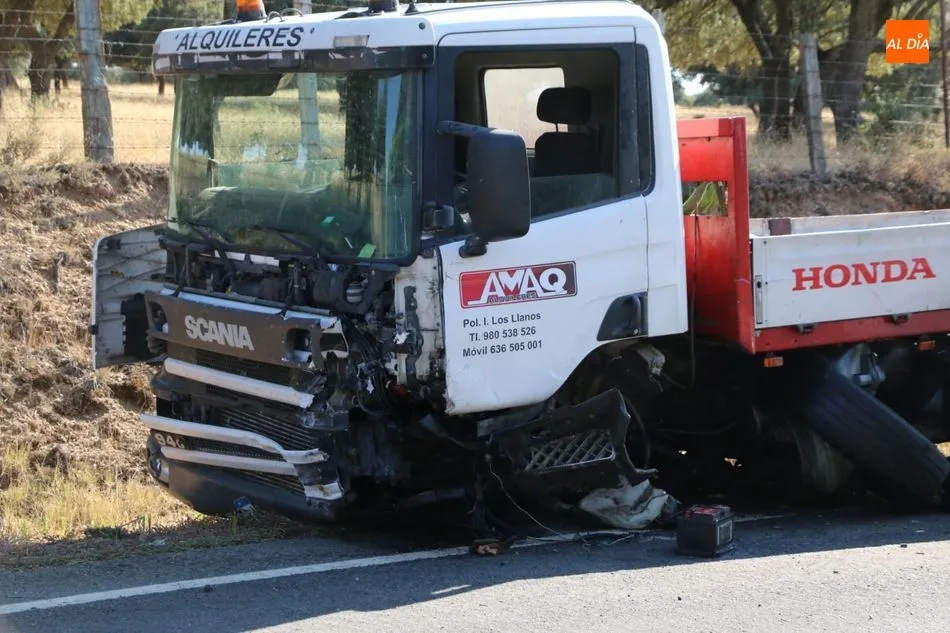 Foto 2 - Fallece un var&oacute;n de 43 a&ntilde;os tras colisionar con un cami&oacute;n y quedar atrapado en su veh&iacute;culo  