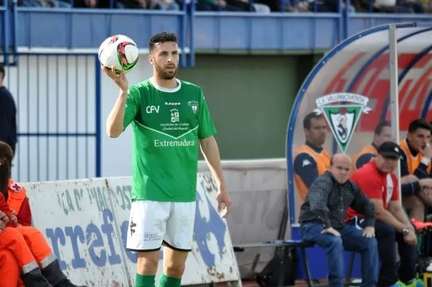Iván Pérez, lateral ofensivo, en su época como jugador del Villanovense. Foto: Hoy.es