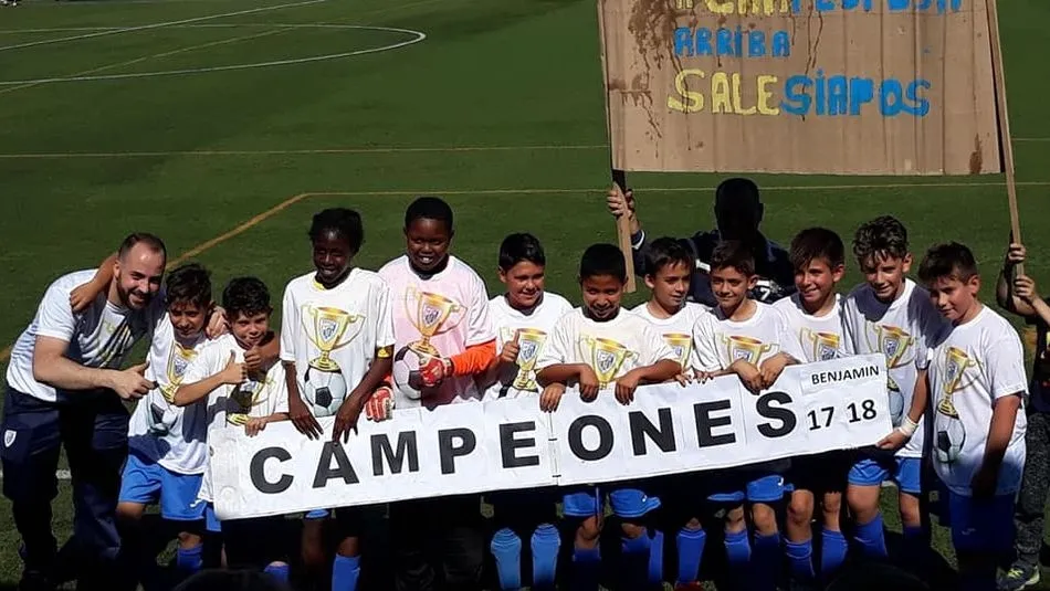 El Benjamín A de la última temporada celebrando el título de Liga.