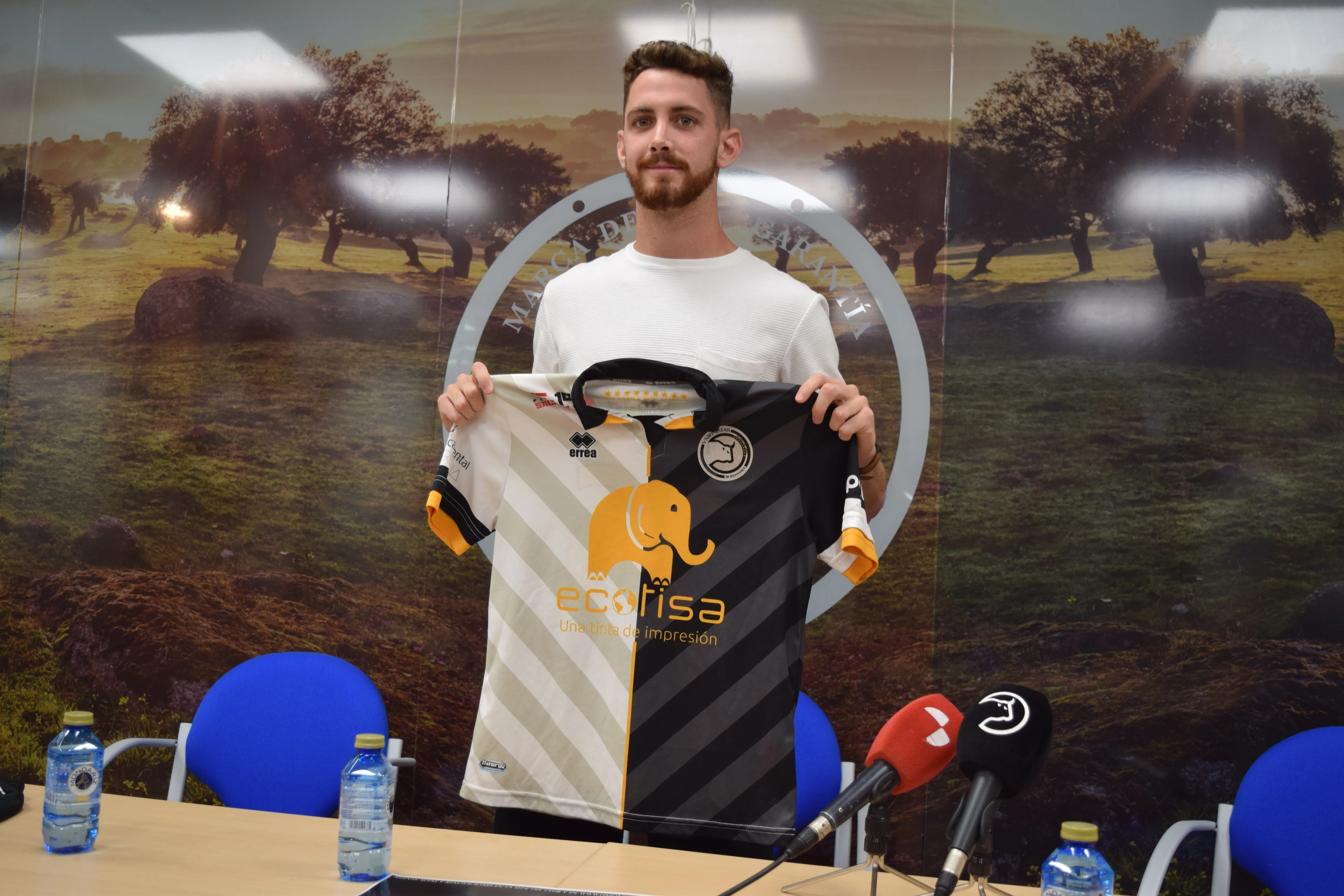 Carlos Quintana en su presentación como nuevo jugador de Unionistas