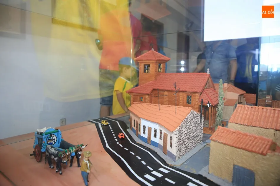 Foto 10 - Gomecello inaugura su nuevo Ayuntamiento con la presencia del presidente, la alcaldesa y concejales ...