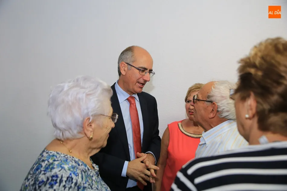 Foto 9 - Gomecello inaugura su nuevo Ayuntamiento con la presencia del presidente, la alcaldesa y concejales ...