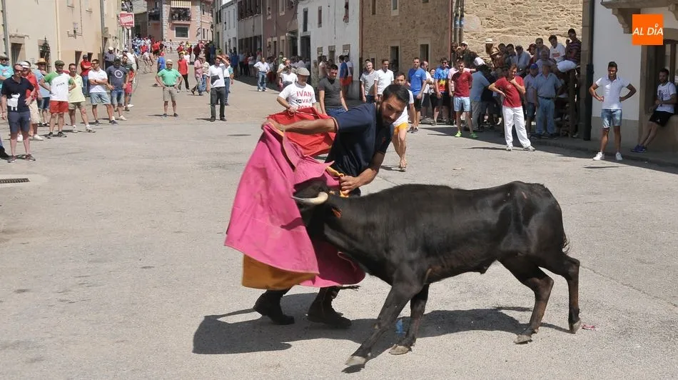 Foto 9 - Lumbrales despide las Fiestas de Toros con un entretenido encierro a caballo y la suelta de cuatro...