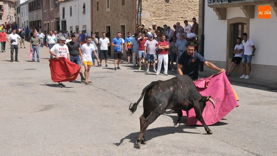 Foto 8 - Lumbrales despide las Fiestas de Toros con un entretenido encierro a caballo y la suelta de cuatro...