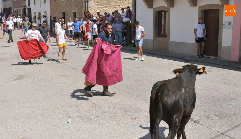 Foto 10 - Lumbrales despide las Fiestas de Toros con un entretenido encierro a caballo y la suelta de cuatro...