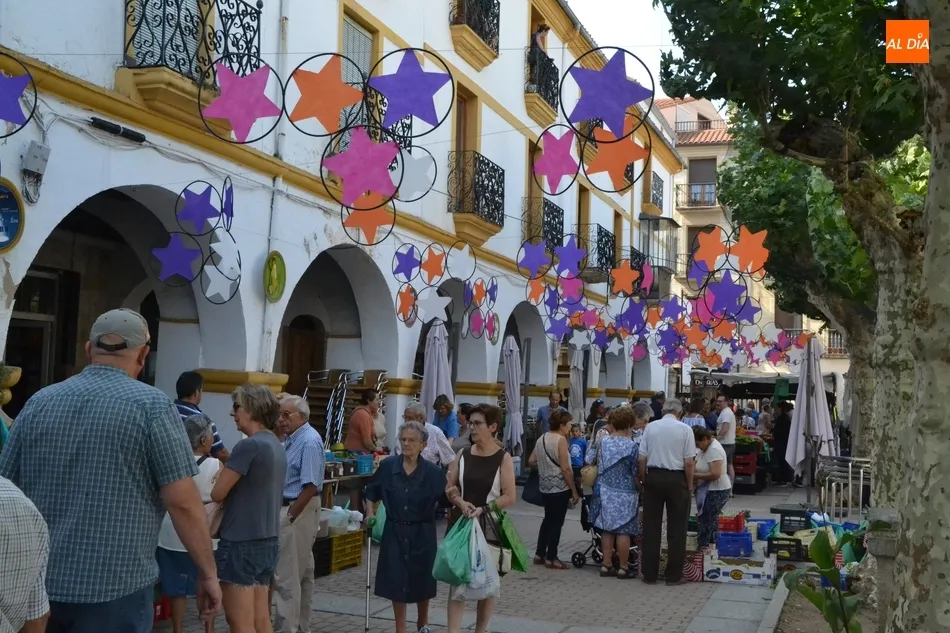 El mercado de los martes comparte Plazuela con la gran ‘jaima’ del Divierteatro  
