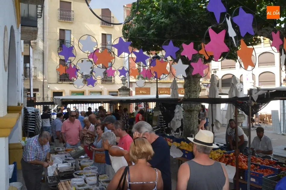 Foto 5 - El mercado de los martes comparte Plazuela con la gran &lsquo;jaima&rsquo; del Divierteatro  