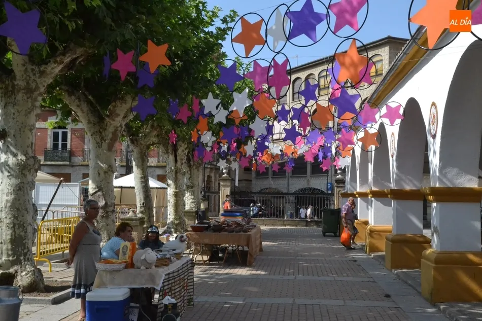 Foto 6 - El mercado de los martes comparte Plazuela con la gran &lsquo;jaima&rsquo; del Divierteatro  