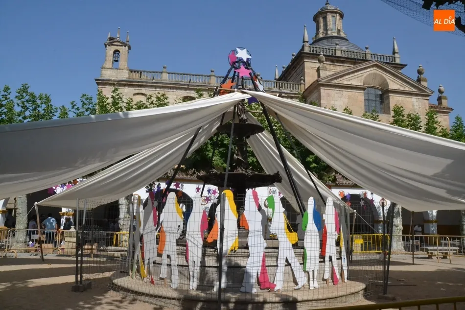 Foto 2 - El mercado de los martes comparte Plazuela con la gran &lsquo;jaima&rsquo; del Divierteatro  
