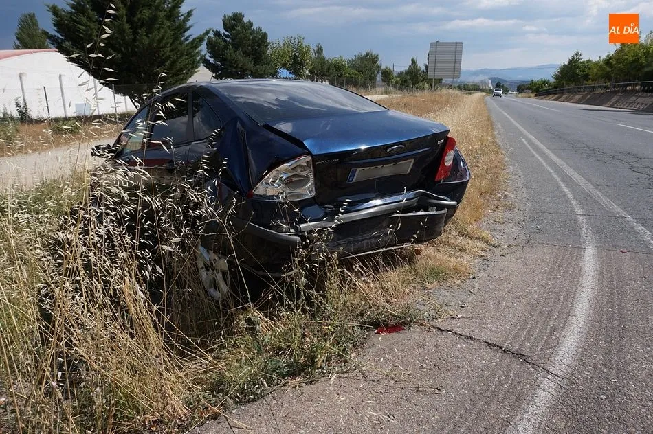 Foto 2 - Choque por alcance entre un turismo y una furgoneta en Guijuelo