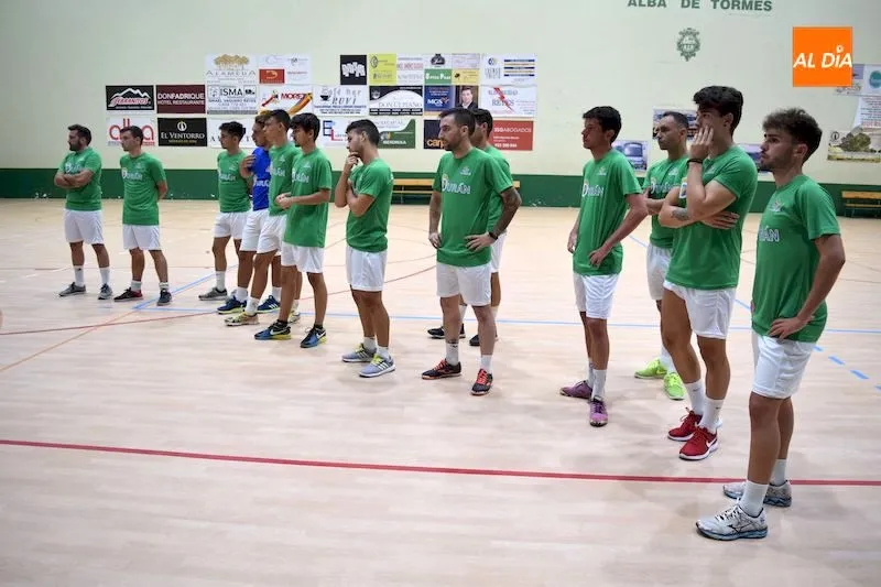 Los jugadores atienden las explicaciones del entrenador durante un entrenamiento