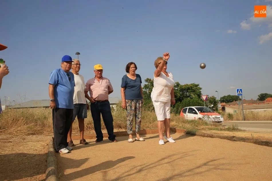 Foto 11 - El campeonato de petanca abre los actos festivos de la Asociaci&oacute;n de Mayores La Amistad  