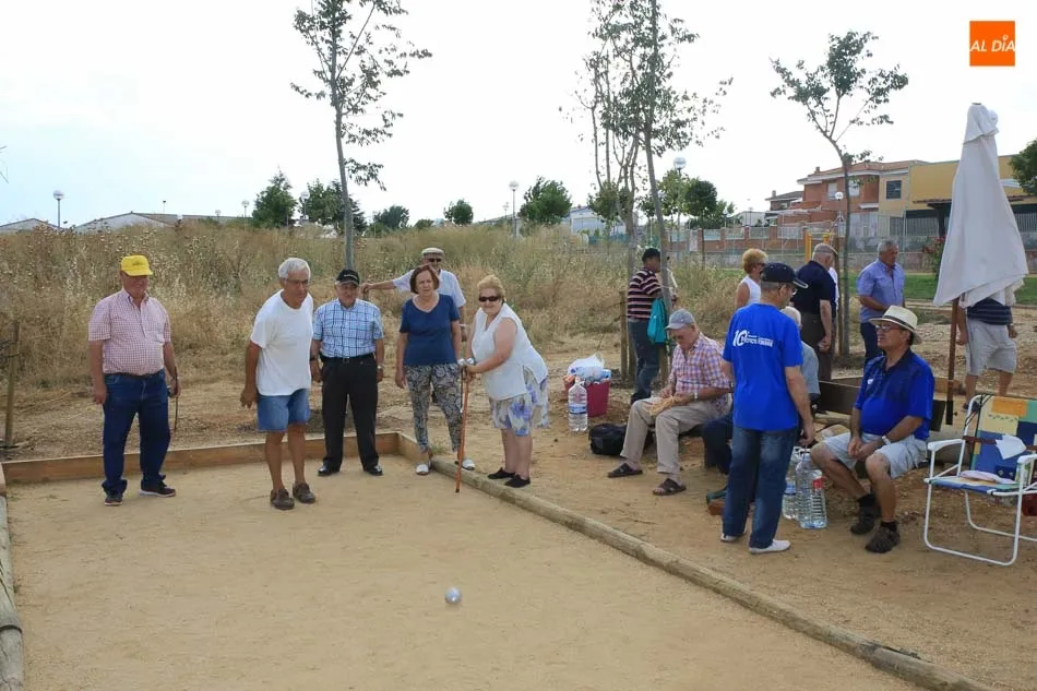 Foto 10 - El campeonato de petanca abre los actos festivos de la Asociaci&oacute;n de Mayores La Amistad  