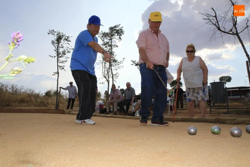 Foto 8 - El campeonato de petanca abre los actos festivos de la Asociaci&oacute;n de Mayores La Amistad  