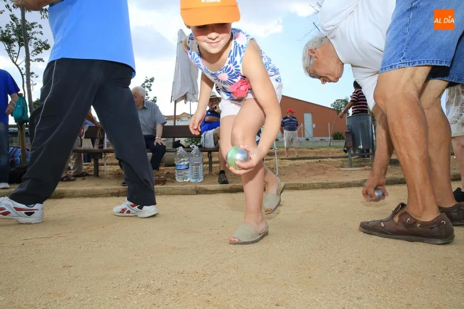 Foto 7 - El campeonato de petanca abre los actos festivos de la Asociaci&oacute;n de Mayores La Amistad  