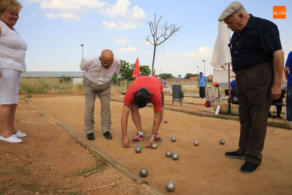 Foto 6 - El campeonato de petanca abre los actos festivos de la Asociaci&oacute;n de Mayores La Amistad  