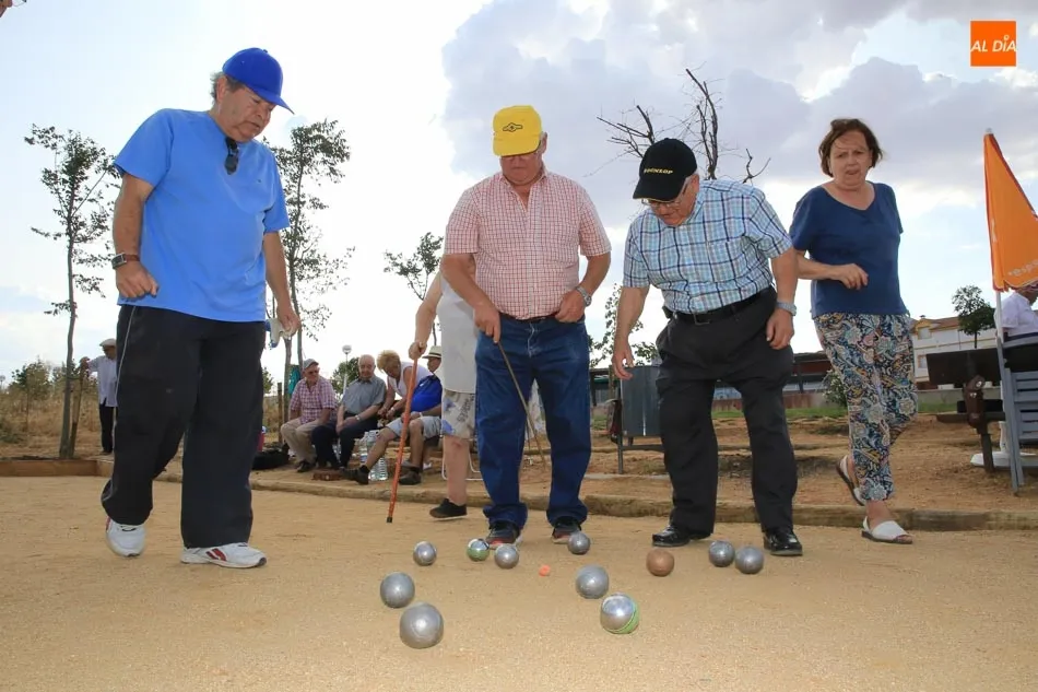 Foto 5 - El campeonato de petanca abre los actos festivos de la Asociaci&oacute;n de Mayores La Amistad  