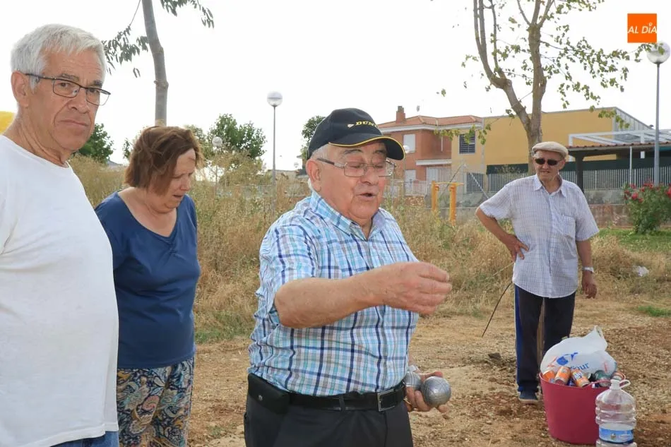 Foto 4 - El campeonato de petanca abre los actos festivos de la Asociaci&oacute;n de Mayores La Amistad  