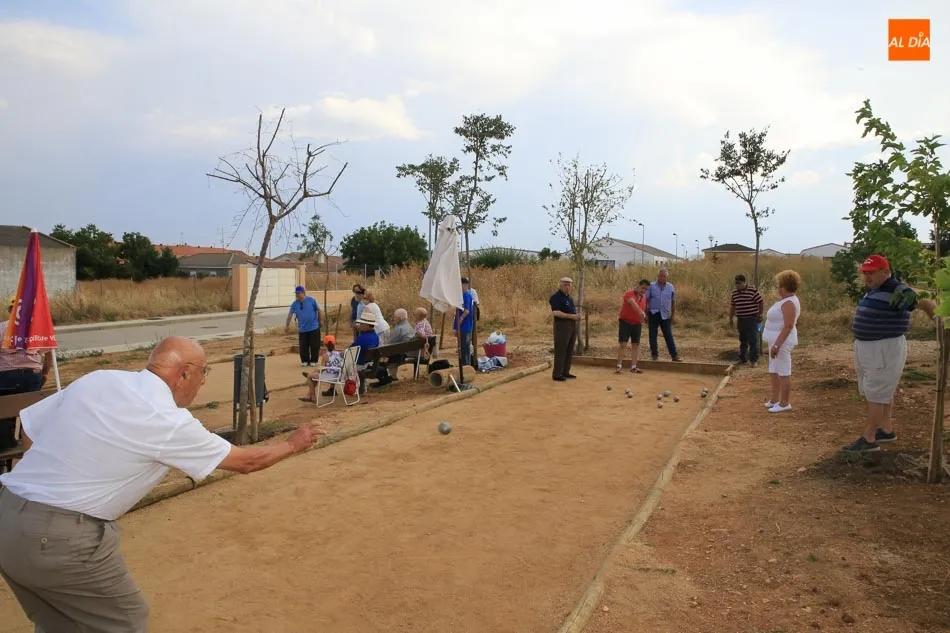 Foto 3 - El campeonato de petanca abre los actos festivos de la Asociaci&oacute;n de Mayores La Amistad  