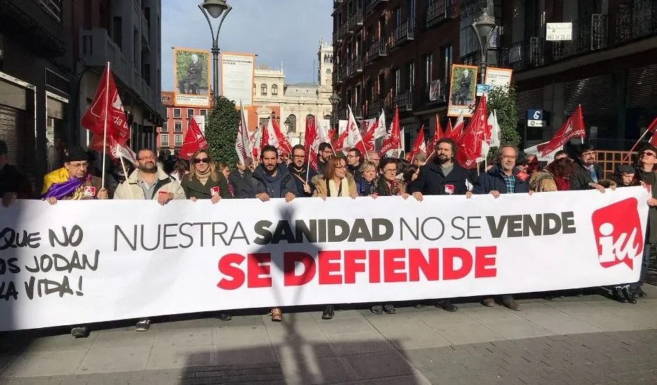Miembros de IU, en una manifestación por la sanidad pública