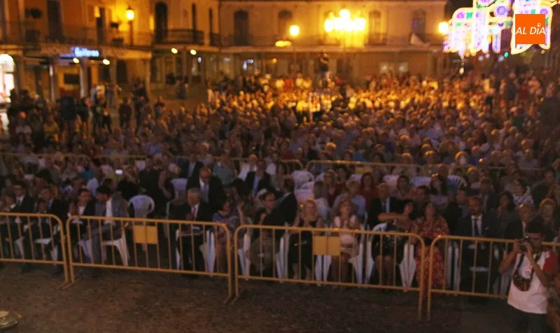 Foto 8 - Pe&ntilde;aranda se inunda de color y ambiente para dar la bienvenida a las Ferias y Fiestas