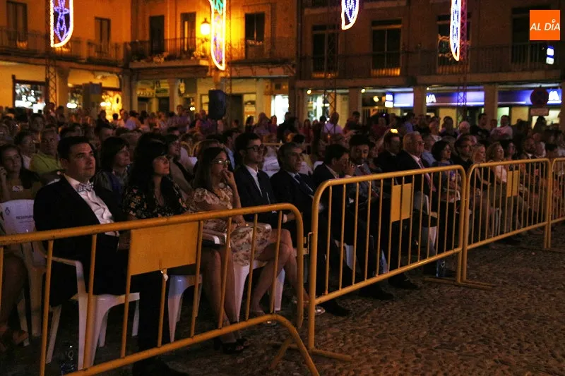 Foto 2 - Pe&ntilde;aranda se inunda de color y ambiente para dar la bienvenida a las Ferias y Fiestas