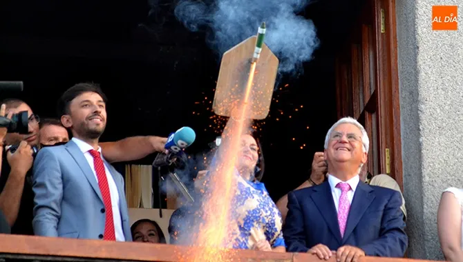 La alcaldesa Carmen Ávila era la encargada de lanzar el Chupinazo de las fiestas desde el balcón del CDS
