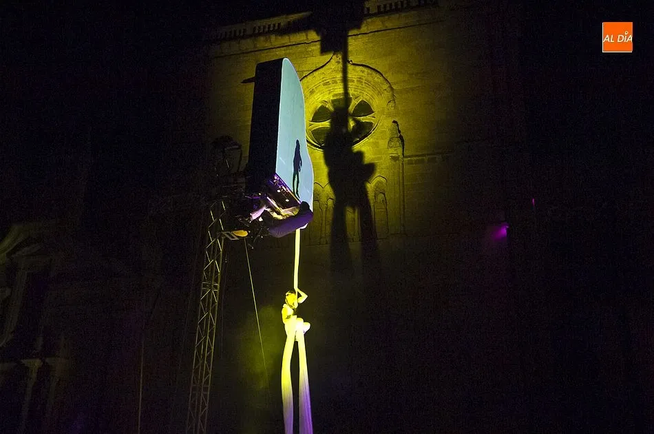 Las coreografías se fueron reflejando en la fachada de la Catedral | Fotos Adrián Martín