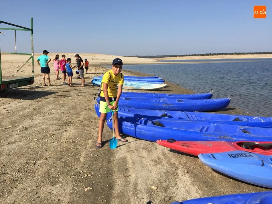 Foto 4 - El Ayuntamiento demuestra las posibilidades tur&iacute;sticas del pantano con una salida en kayak  