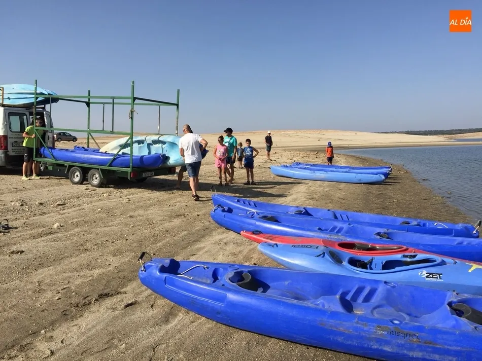 Foto 7 - El Ayuntamiento demuestra las posibilidades tur&iacute;sticas del pantano con una salida en kayak  