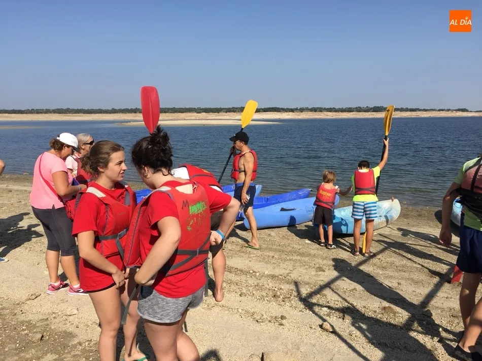 Foto 5 - El Ayuntamiento demuestra las posibilidades tur&iacute;sticas del pantano con una salida en kayak  