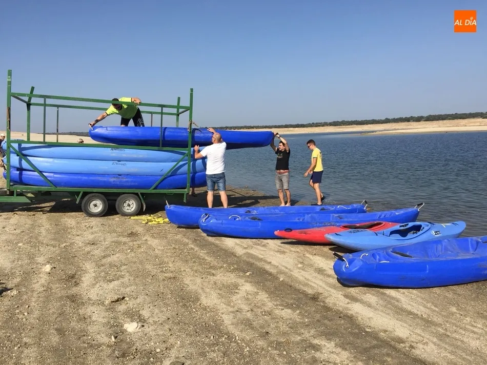 El Ayuntamiento demuestra las posibilidades turísticas del pantano con una salida en kayak  