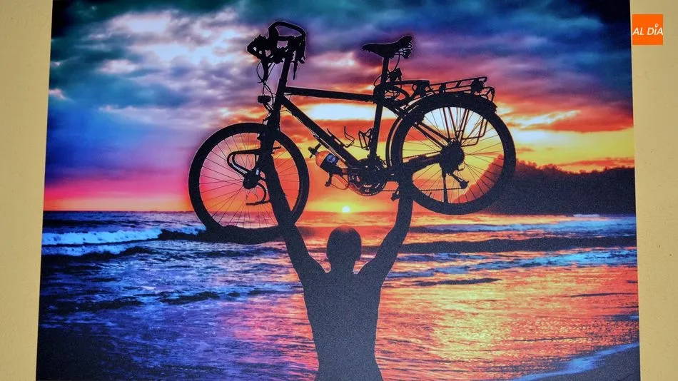 Foto 2 - Abierta la exposici&oacute;n fotogr&aacute;fica &ldquo;Luces de una vuelta al mundo en bicicleta&rdquo;