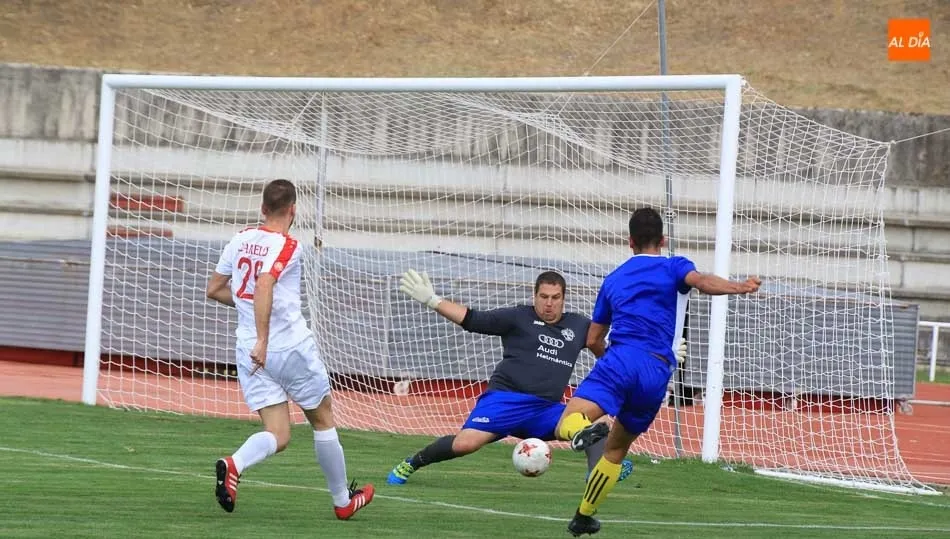 Jugada en la que Ventura se dispone a batir por bajo al meta del Hergar. Fotos: Alberto Martín