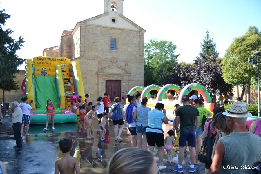 Pequeños y mayores disfrutan de los hinchables | Fotos: Marta Martín