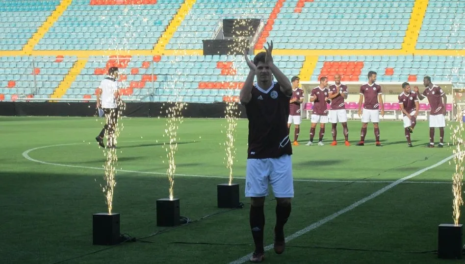 Amaro aplaude al público tras ser aclamado el pasado sábado en la presentación.