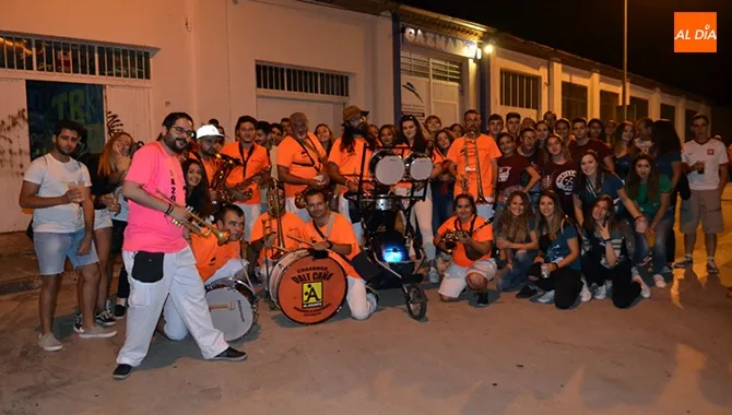 Cientos de peñistas realizaban un original recorrido de peñas junto a la Charanga Dale Kaña 2.0
