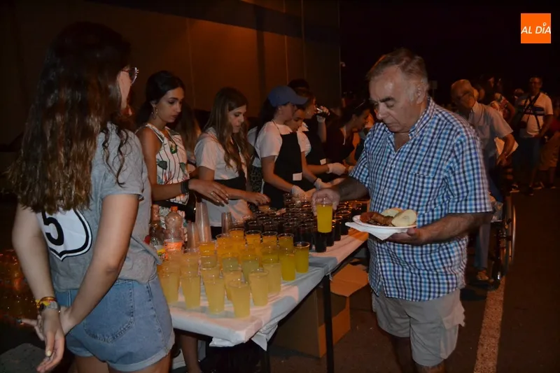 Foto 11 - Cientos de pe&ntilde;istas se unen en un multicolor desfile de ferias