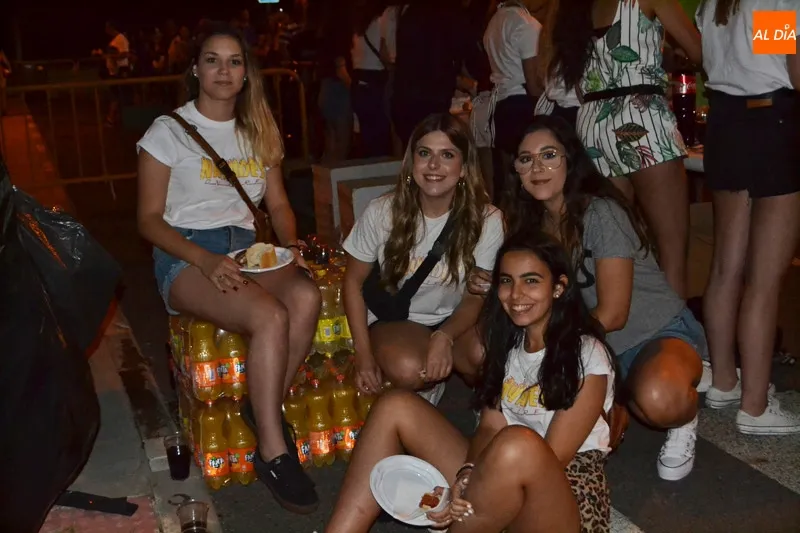 Foto 10 - Cientos de pe&ntilde;istas se unen en un multicolor desfile de ferias