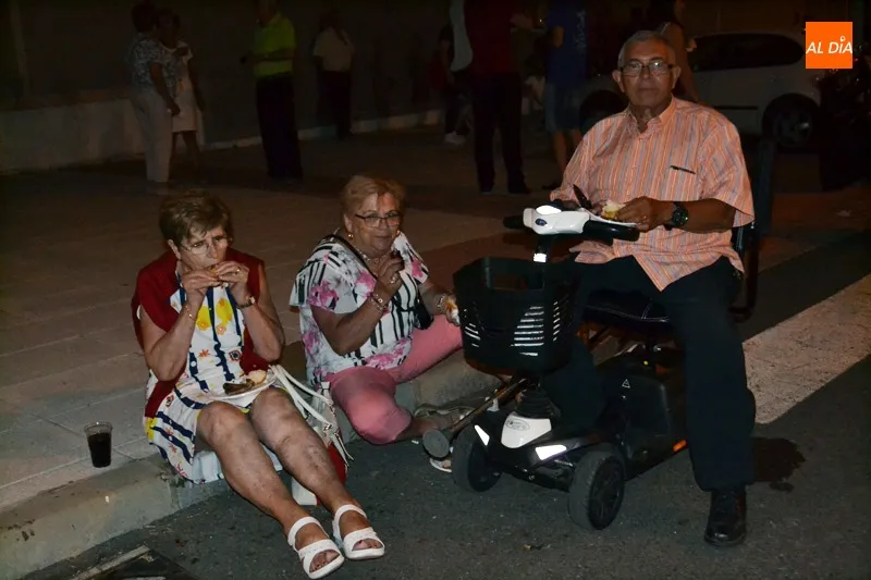 Foto 9 - Cientos de pe&ntilde;istas se unen en un multicolor desfile de ferias