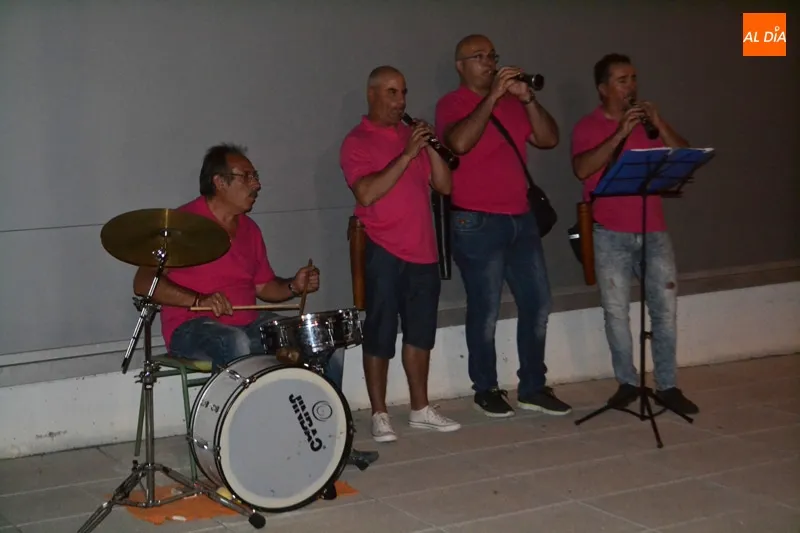 Foto 8 - Cientos de pe&ntilde;istas se unen en un multicolor desfile de ferias