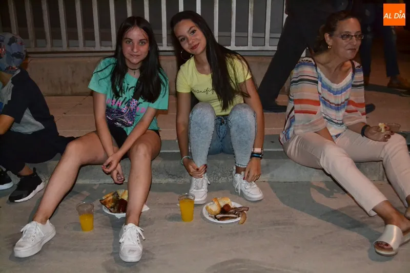 Foto 3 - Cientos de pe&ntilde;istas se unen en un multicolor desfile de ferias