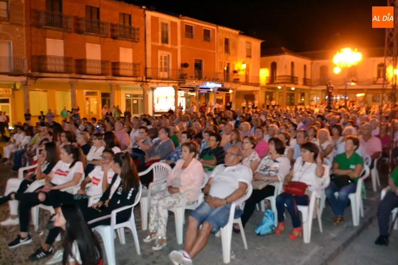 Foto 2 - Cientos de pe&ntilde;istas se unen en un multicolor desfile de ferias