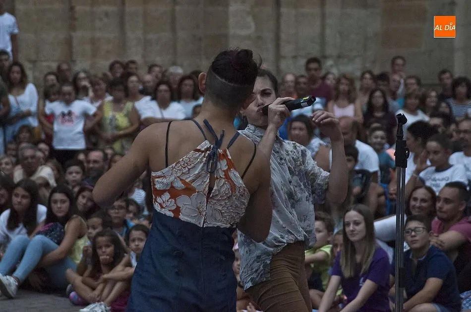 Foto 10 - Cientos de personas arropan en Herrasti el estreno absoluto de &lsquo;El punto de la i&rsquo;  