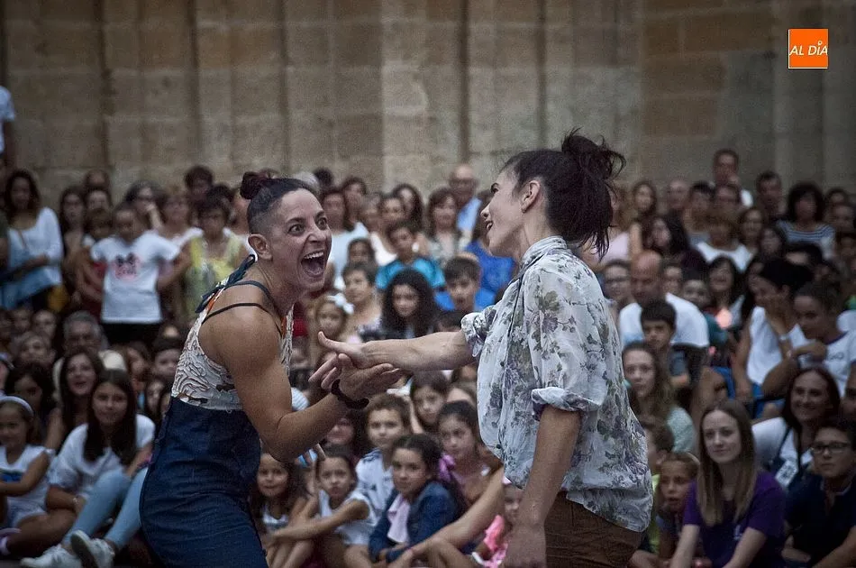 Foto 9 - Cientos de personas arropan en Herrasti el estreno absoluto de &lsquo;El punto de la i&rsquo;  