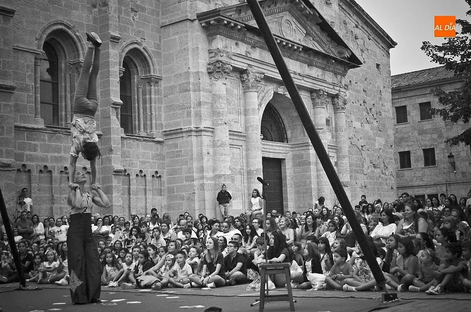 Foto 7 - Cientos de personas arropan en Herrasti el estreno absoluto de &lsquo;El punto de la i&rsquo;  