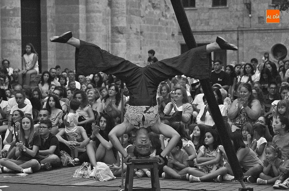 Foto 5 - Cientos de personas arropan en Herrasti el estreno absoluto de &lsquo;El punto de la i&rsquo;  
