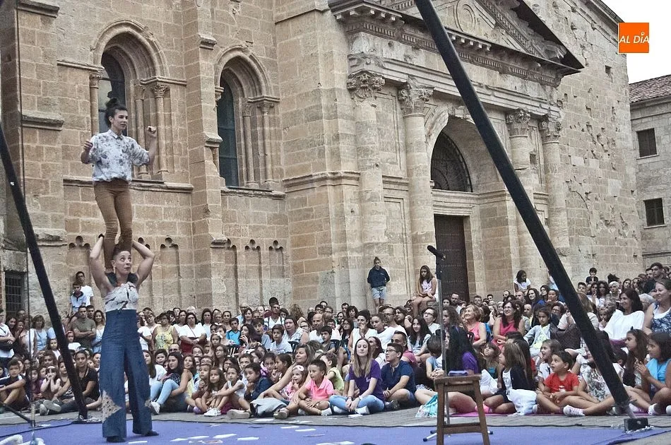 Foto 8 - Cientos de personas arropan en Herrasti el estreno absoluto de &lsquo;El punto de la i&rsquo;  