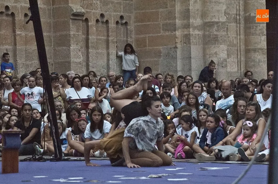Foto 3 - Cientos de personas arropan en Herrasti el estreno absoluto de &lsquo;El punto de la i&rsquo;  